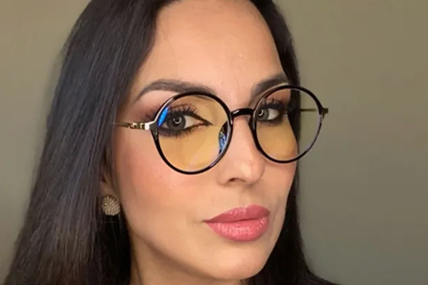 Are black glasses in style in 2023?
