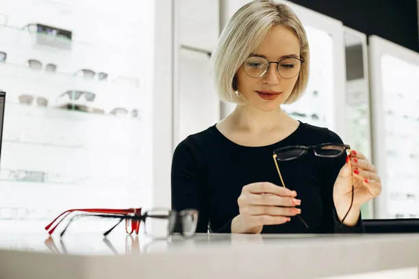 Choosing the women's eyeglasses for Small Faces: A Comprehensive Guide