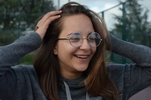 How to Transform Your Look with Oversized Glasses for Oval Faces